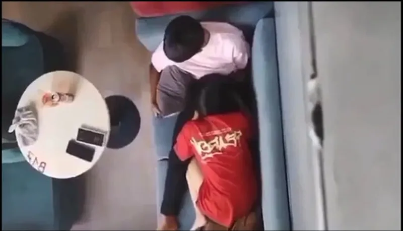 Quay lén cô bạn gái bú bú cho bạn gái nơi công cộng